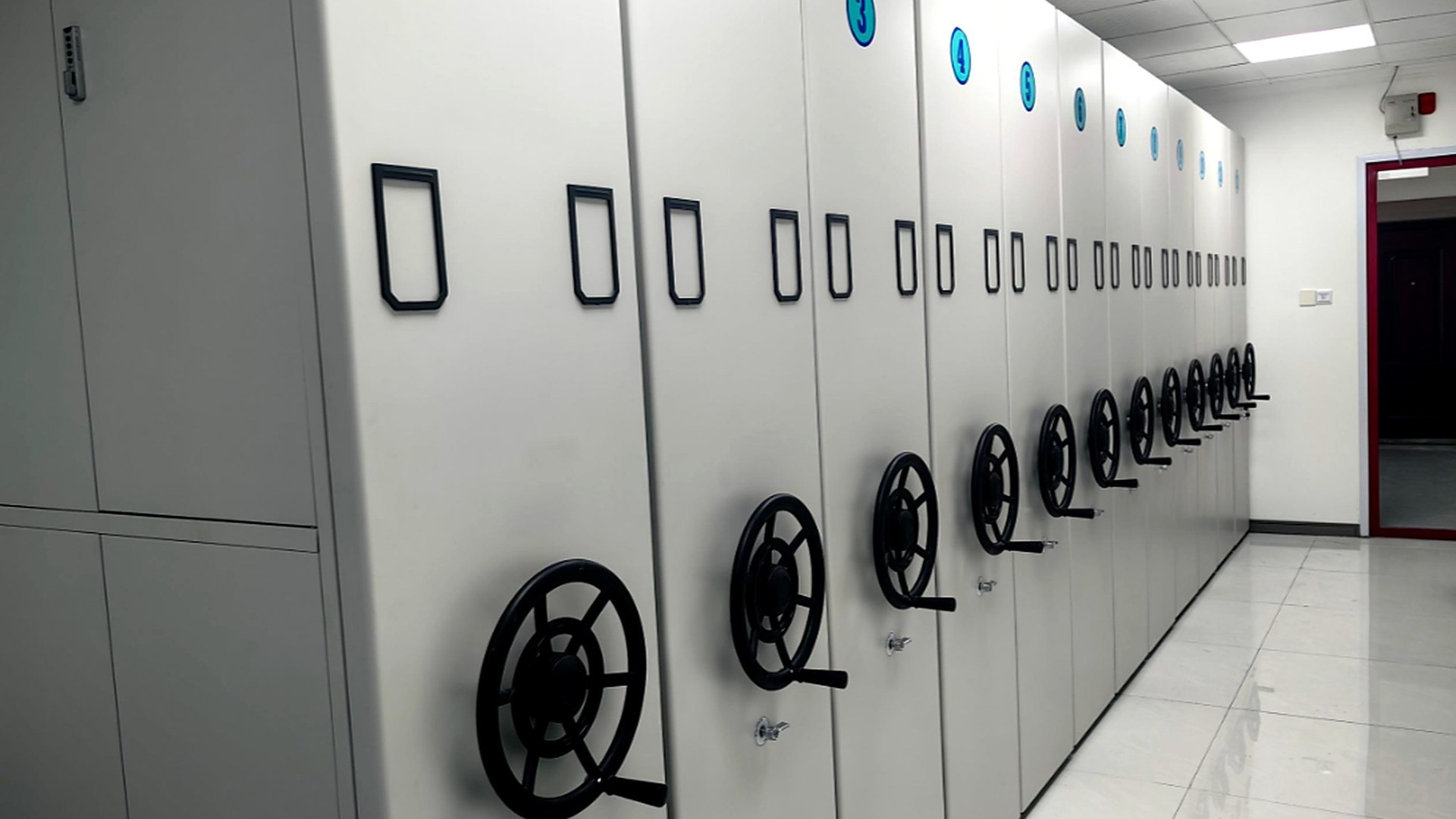 Manual mobile shelving with folding handwheels in a working archive