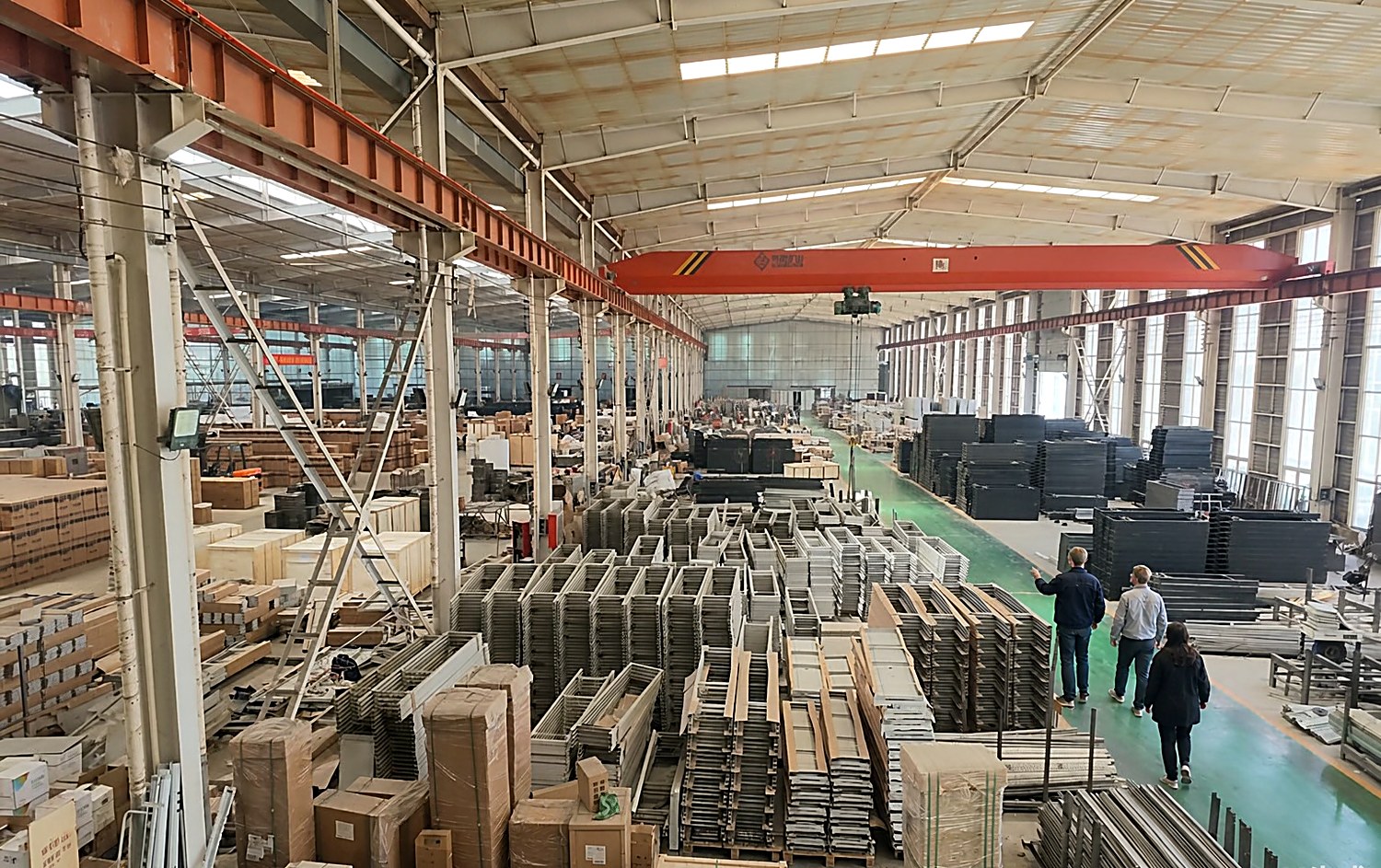 Overseas visitors walking the production hall with a Shengmei guide