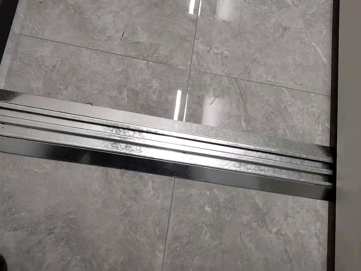 Surface-mounted rail for mobile shelving