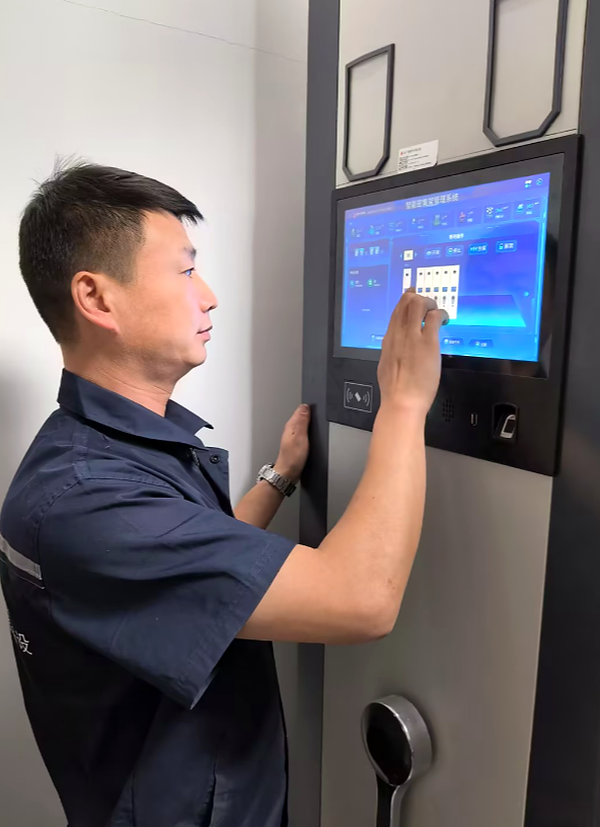 15.6-inch smart control terminal showing bay and shelf guidance