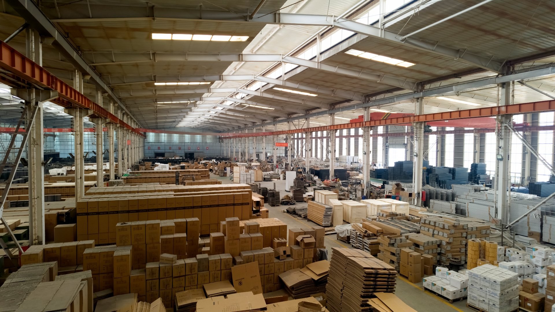Wide view inside the Shengmei plant — production bays, packing area and steel storage under one 30,000 m² roof